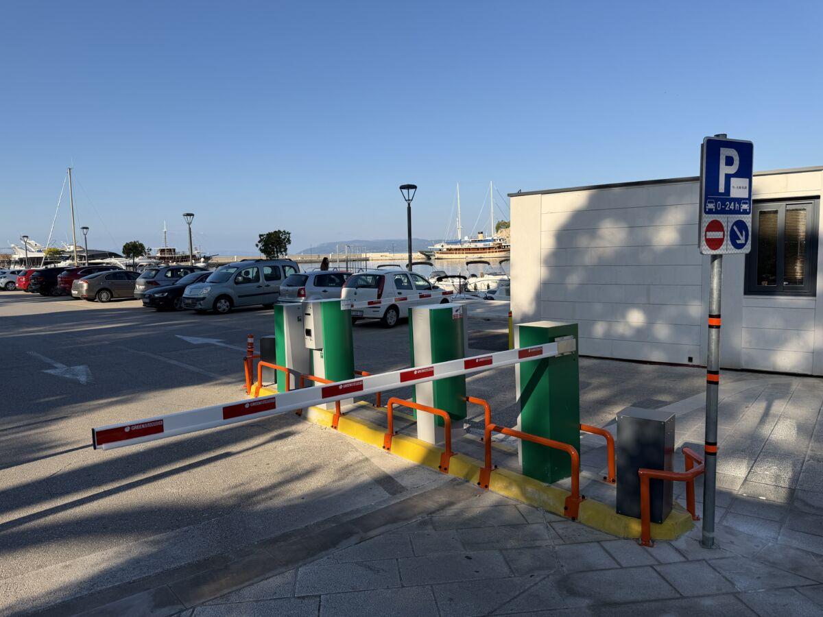 Novi sustav naplate na parkiralištu ispred Osejave