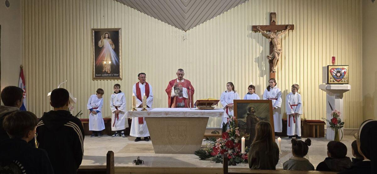 Tučepi proslavili blagdan sv. Nikole Tavelića svečanom misom i procesijom