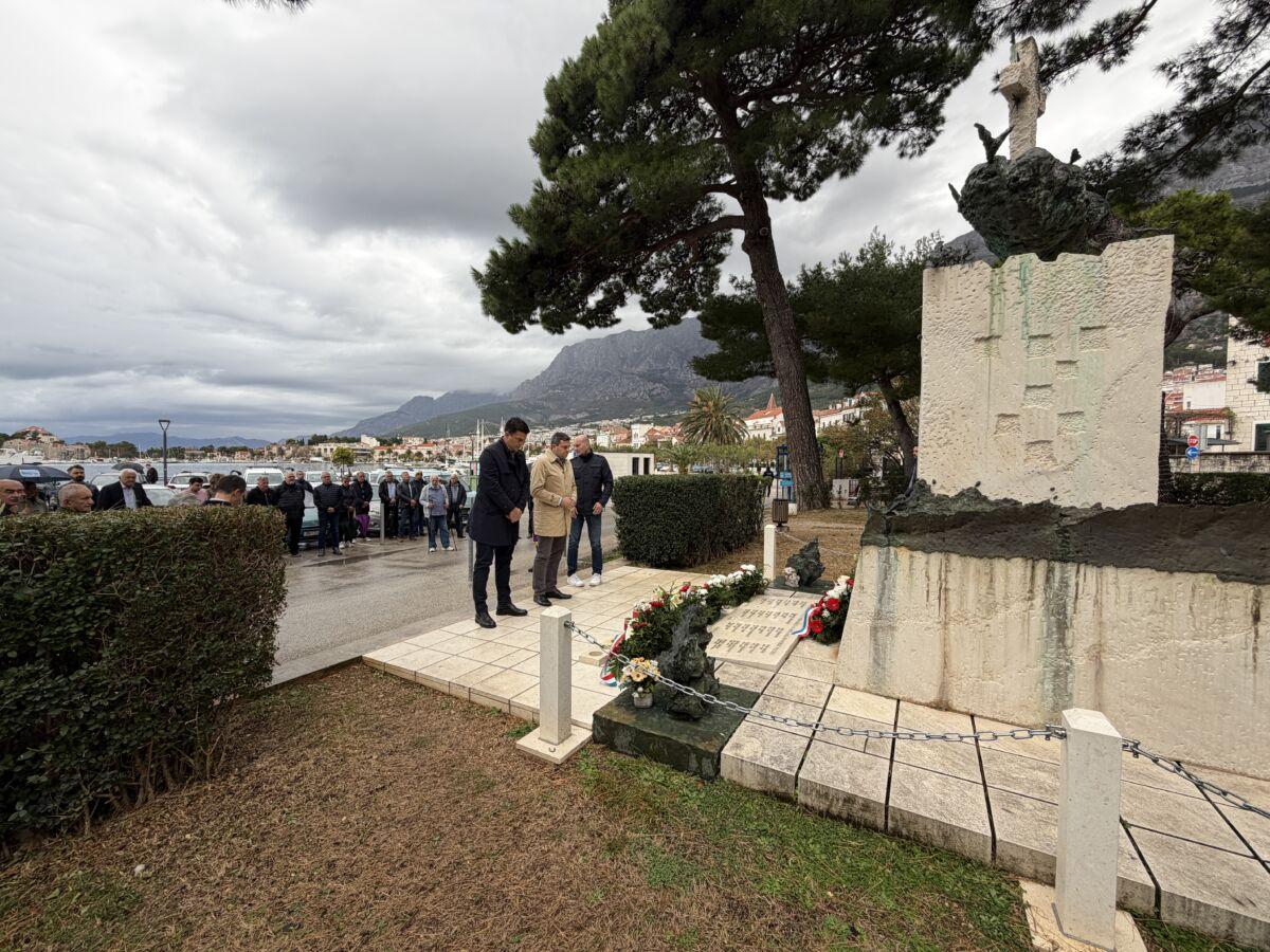 U Makarskoj obilježen Dan sjećanja na žrtve Domovinskog rata te žrtve Vukovara i Škabrnje