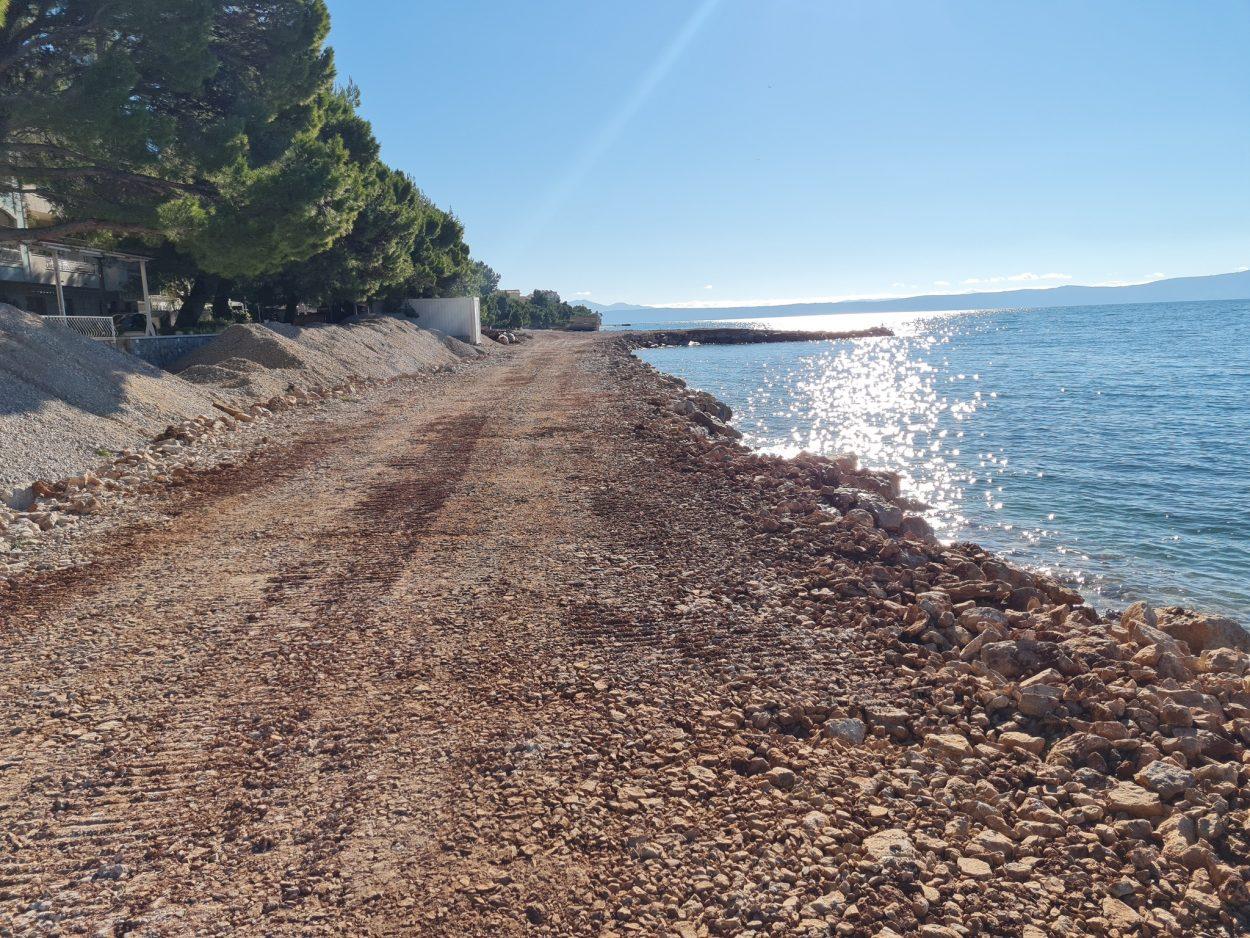 HDZ Tučepi: Radovi na plaži su legalni, anonimne prijave nemaju temelja