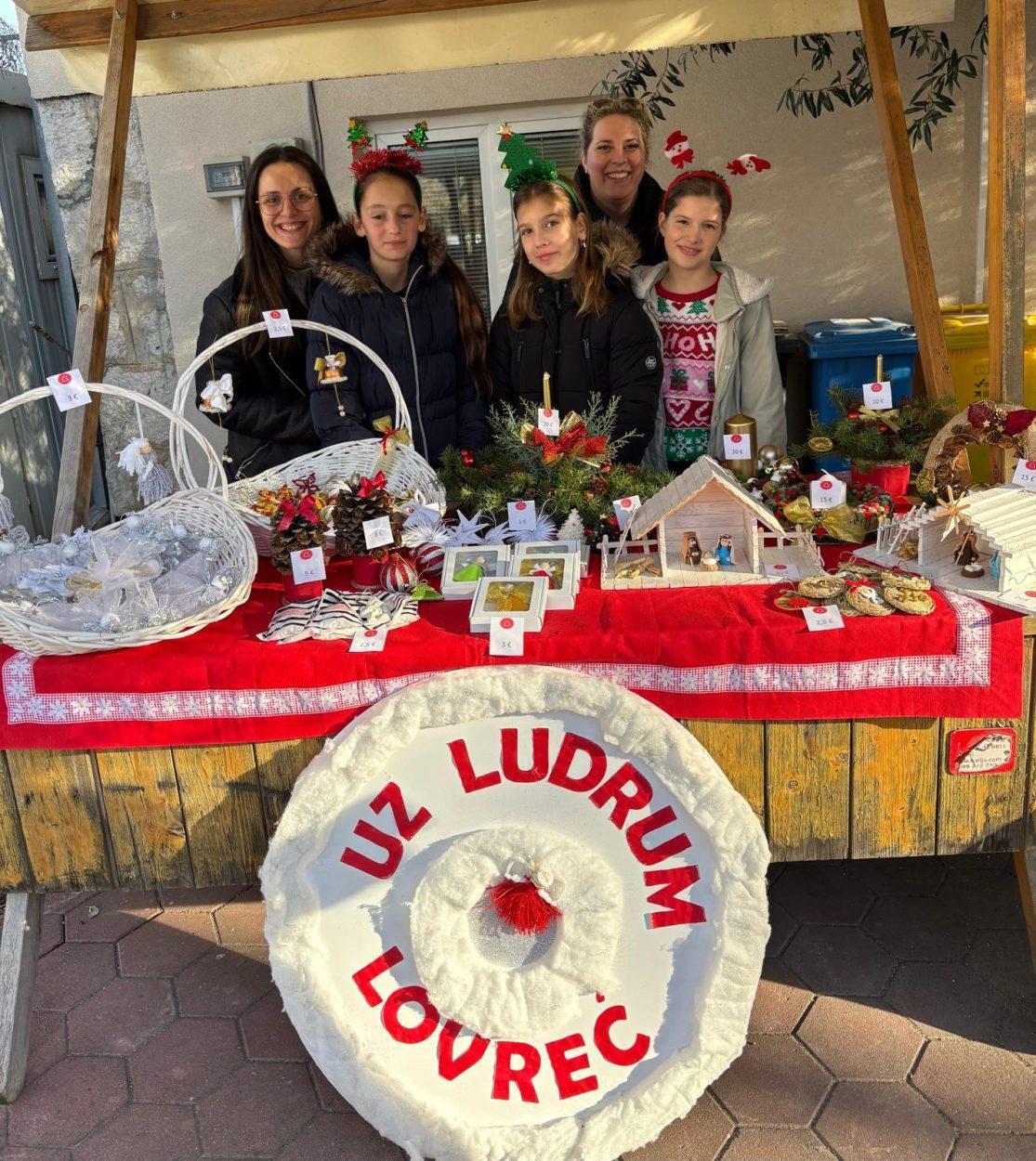 Božićni sajam učeničkih zadruga u Zadvarju okupio male kreativce iz cijelog područja LAG-a Adrion