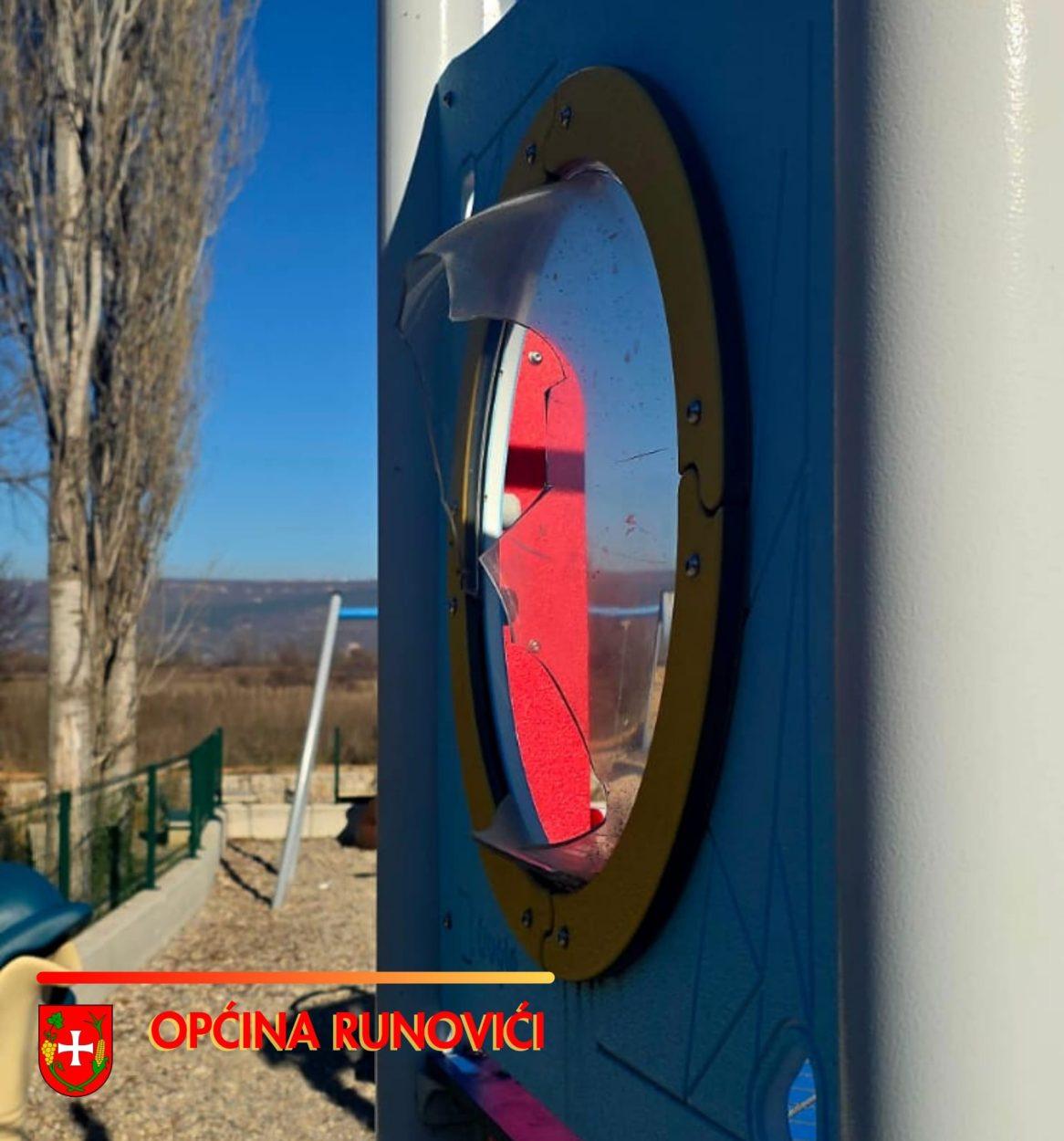 Vandalski čin na dječjem igralištu u Runovićima