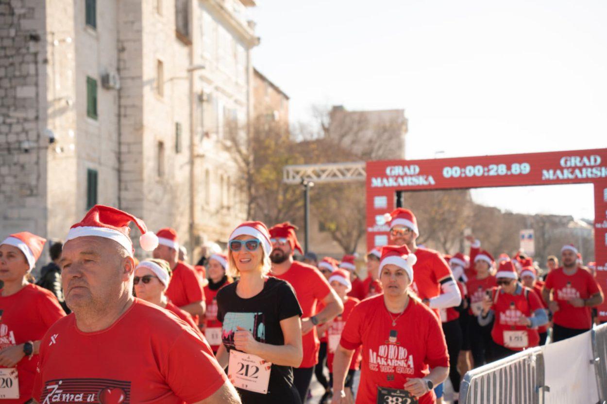 Fantastično premijerno izdanje adventske utrke u Makarskoj: Više od 400 prijava, najbrži su bili Dračar, Gutić, sestre Šustić i Manđeralo!