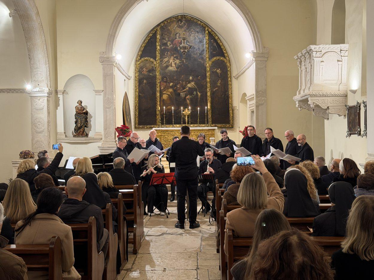 Svečanim koncertom obilježeno 26 godina djelovanja Muškog pjevačkog zbora crkve BDM Makarska