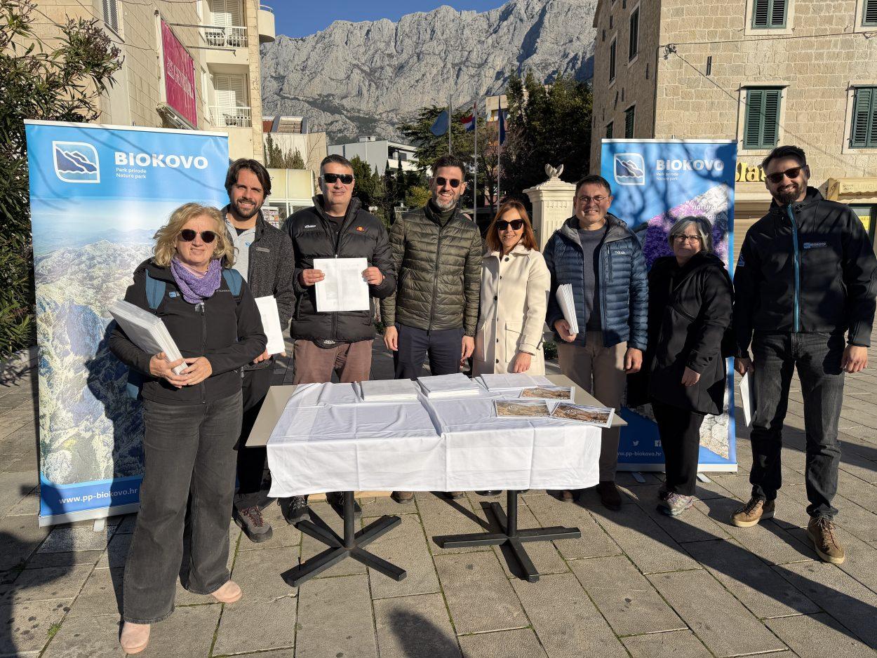 Slavljenički kalendari Parka prirode Biokovo podijeljeni sugrađanima u Makarskoj