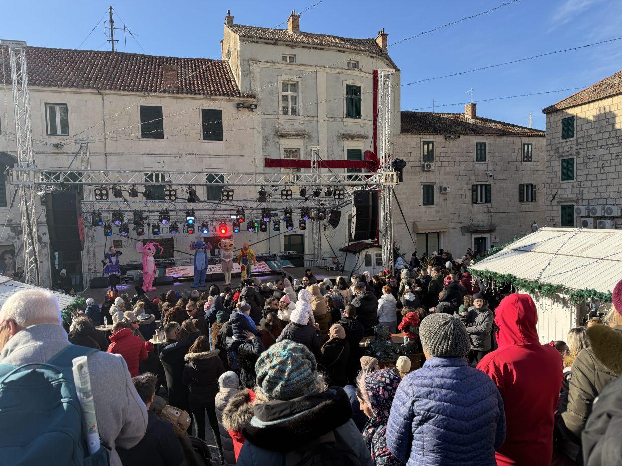 Doček Dječje nove godine na Kačićevu trgu u Makarskoj