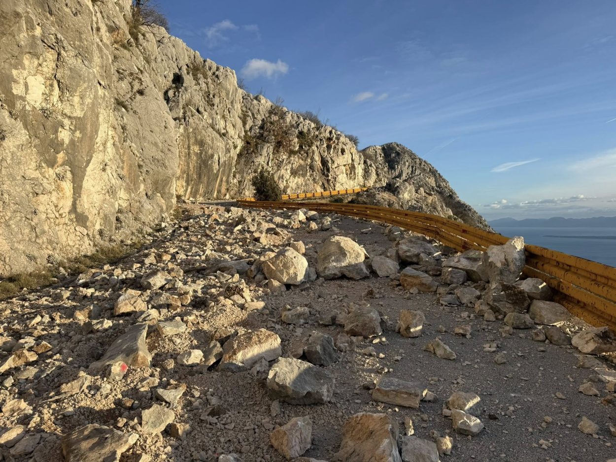 Na Stupici uklanjaju opasno kamenje. Pogledajte kako izgleda kontrolirana sanacija iznad prometnice