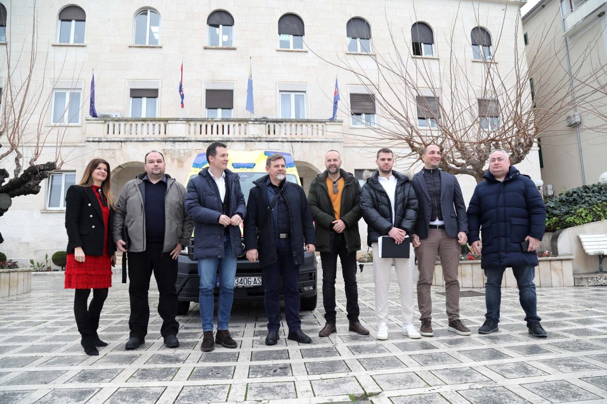 Donacija Grada Makarske i općina Makarske rivijere: novo vozilo za Hitnu medicinsku pomoć