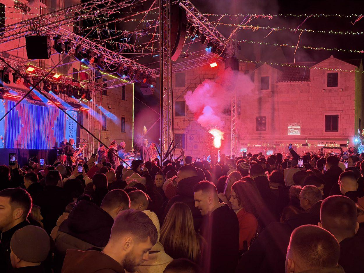 Pun Kačićev trg dočekao Novu 2026. godinu uz Dražena Zečića