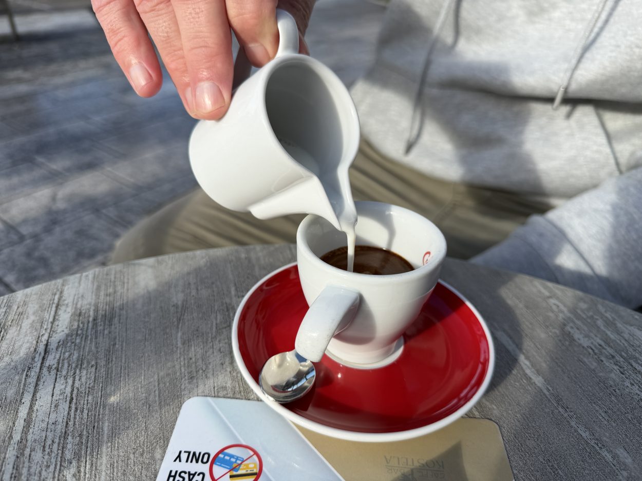 Mala s kap mlika ili velika s pola toplog, a pola ladnog: Makarani su od naručivanja kave napravili umjetnost