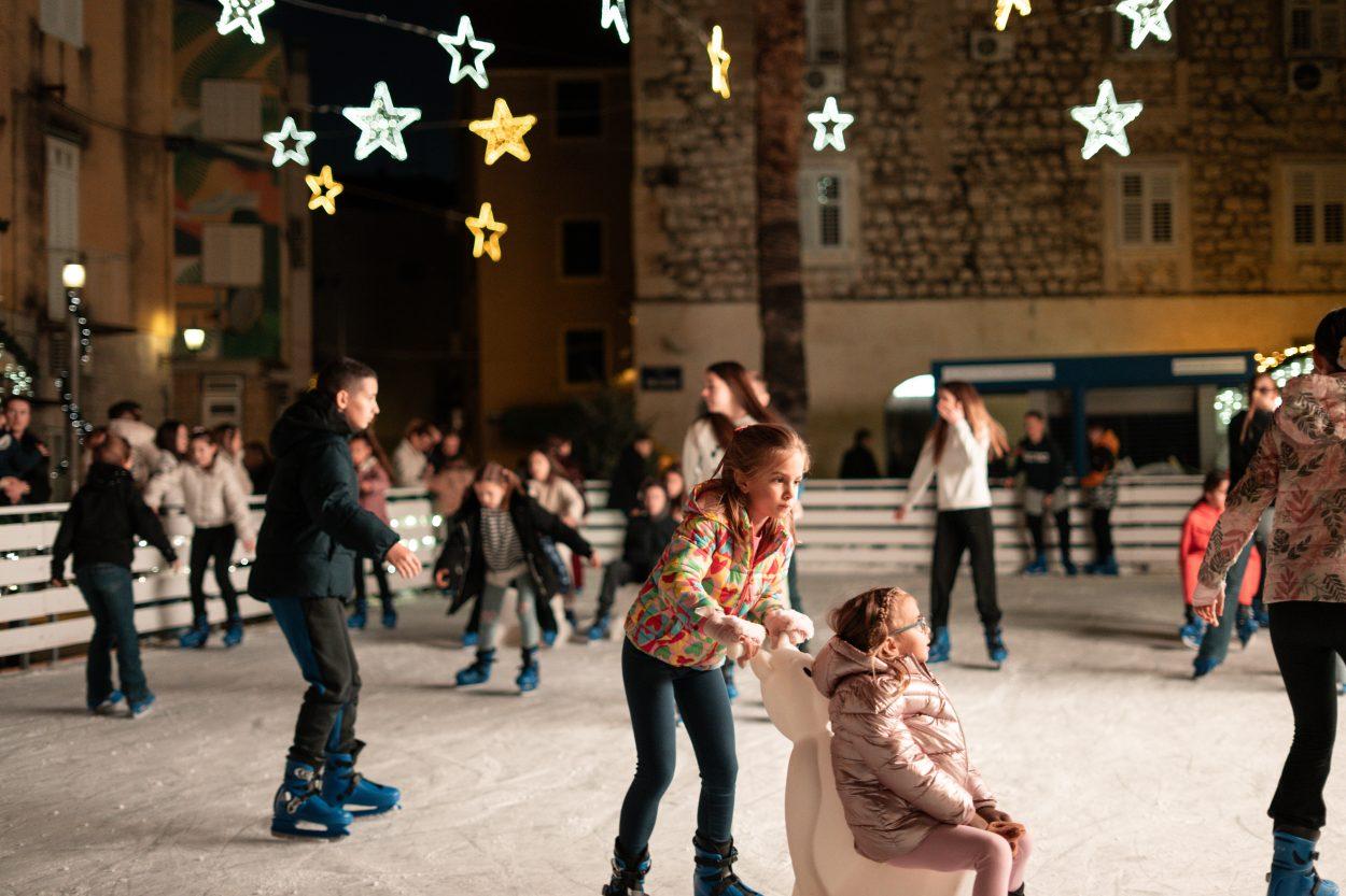 Još samo danas i sutra otvoreno klizalište u Makarskoj