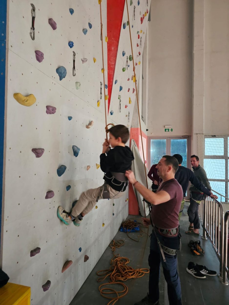 Penjačka sekcija HPD Veliko Brdo trenira u gradskoj dvorani