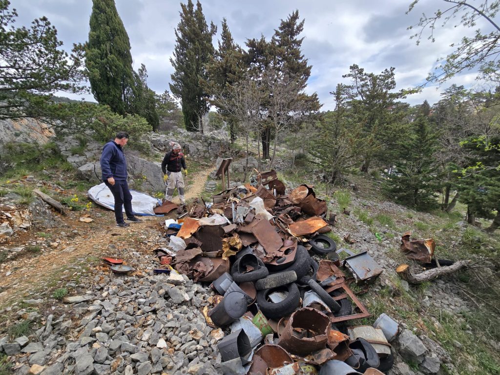 Iz Modroga jezera izvučene gotovo tri tone otpada