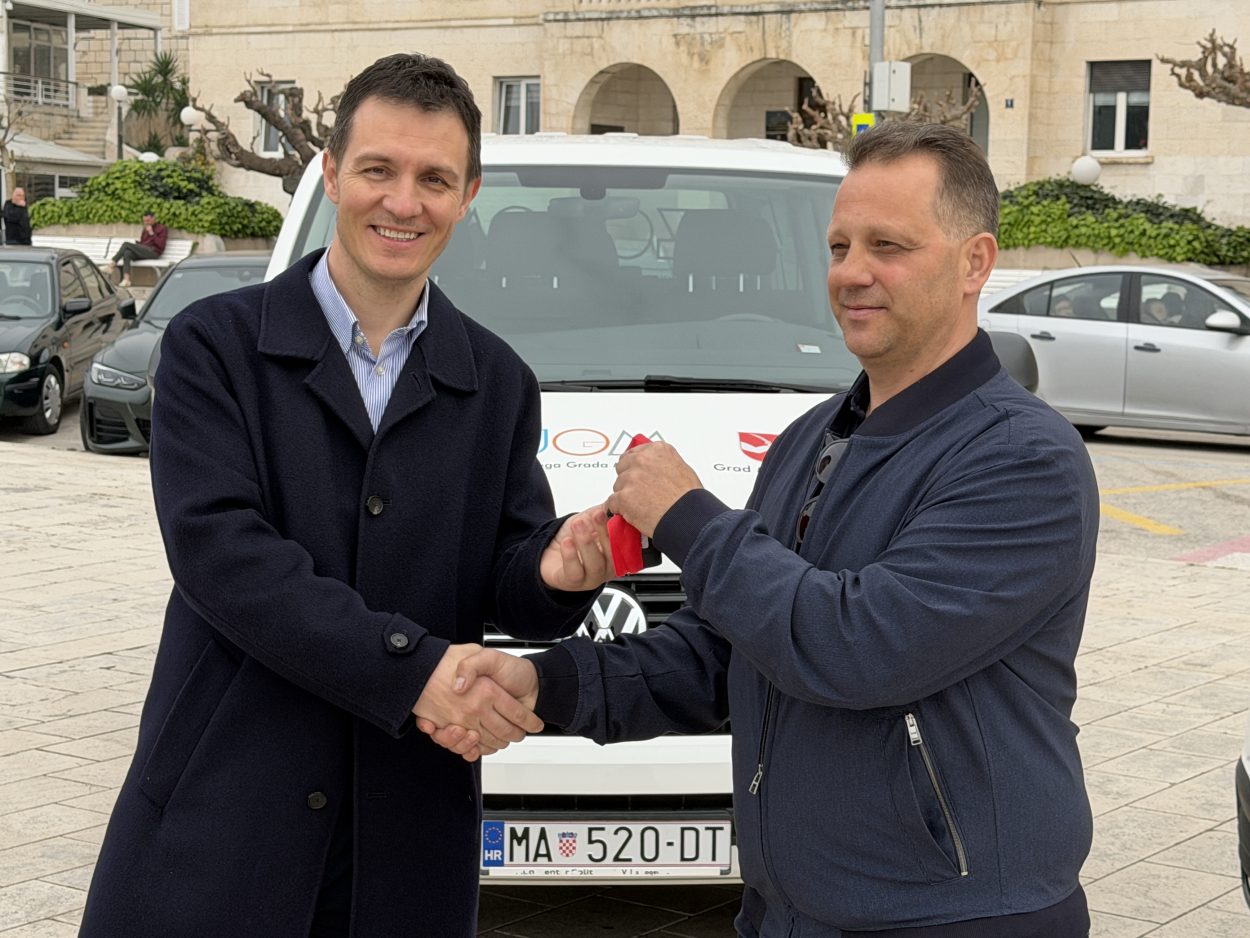 Grad Makarska sportskim udrugama predao dva kombija za prijevoz na natjecanja