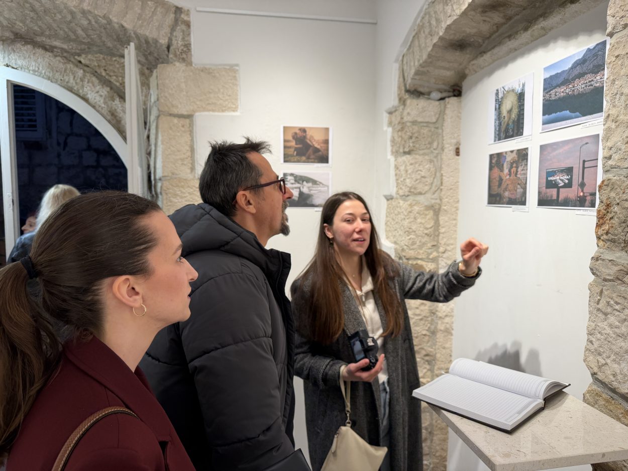 U Galeriji 10 otvorena skupna izložba fotografija na temu ljubavi