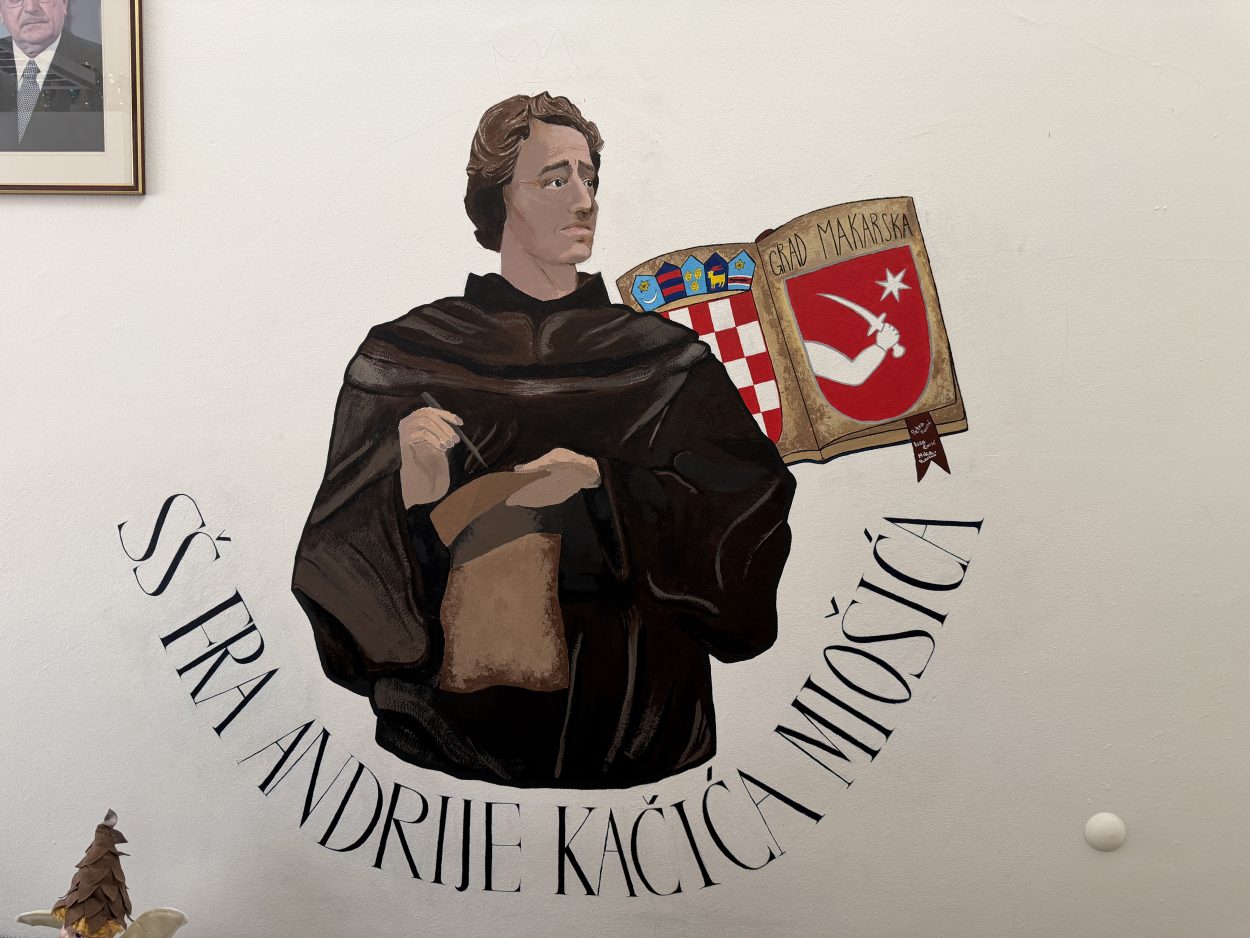 Maturantice oslikale kabinet ravnateljice u Srednjoj školi fra Andrije Kačića Miošića