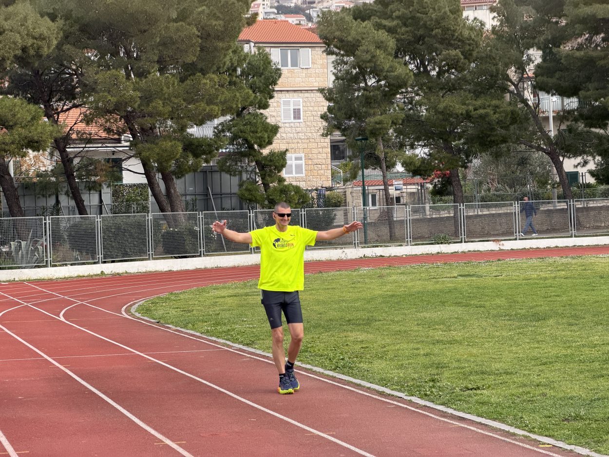 Mate Vodanović na Sportskom centru u Makarskoj pokušava oboriti rekord u broju koraka u 24 sata