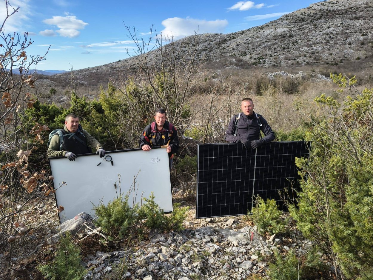Solarna struja stiže na Studenku, planinari na leđima nosili panele do kuće