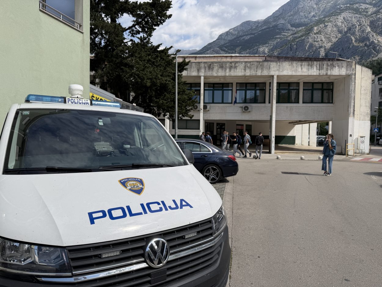 Dojava o bombi u srednjoj školi u Makarskoj, u tijeku evakuacija