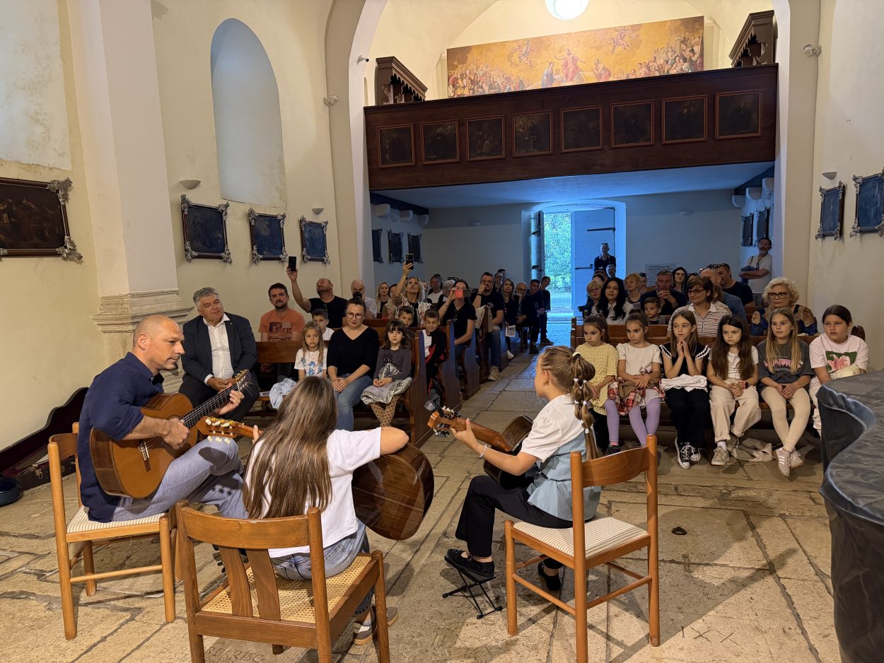 Koncert zahvale u Makarskoj, škola dobila dva nova instrumenta