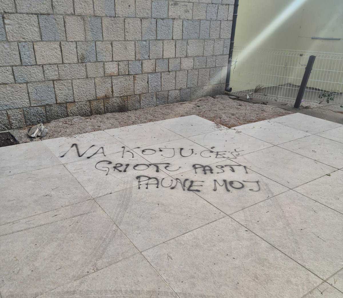 Sprejem ispisana poruka na novoj šetnici na Peškeri, policija istražuje slučaj