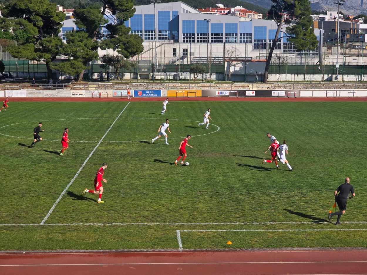 Zmaj bez golova protiv Primorca, mladi u prvom planu