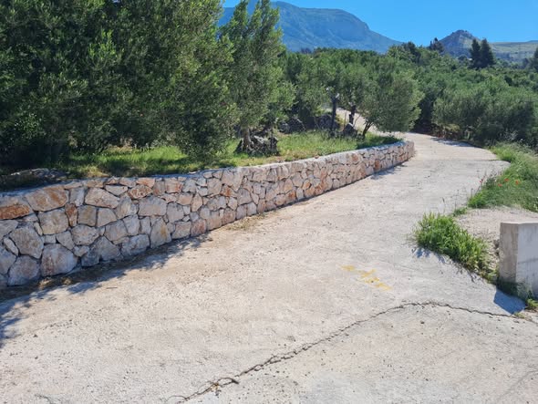 U Tučepima završeni zidovi i betoniranje dijela protupožarnog puta Gradac