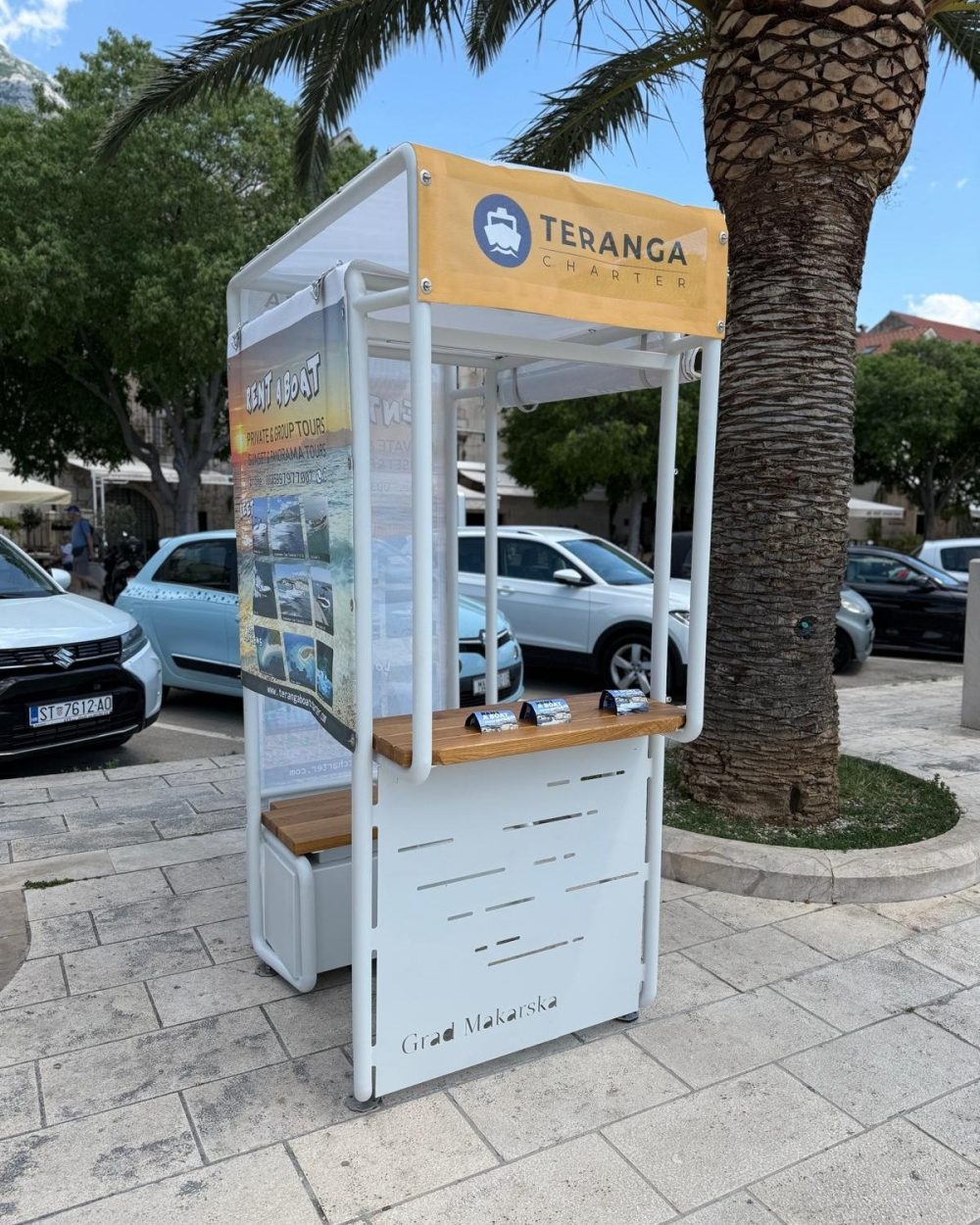 Na makarskoj rivi postavljeni novi unificirani info pultovi za izlete i najam brodova