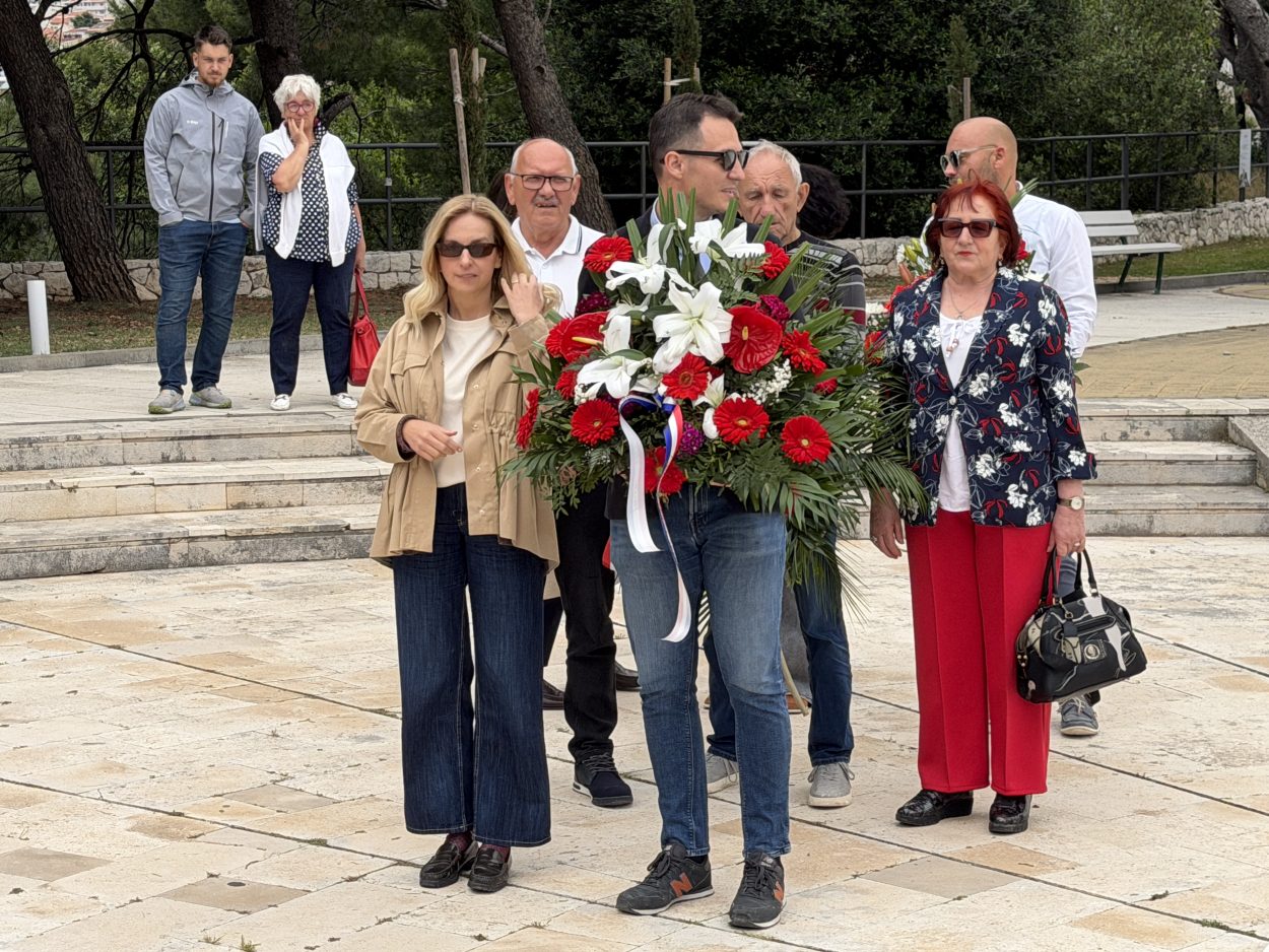 Obilježavanje Dana Europe i Dana pobjede nad fašizmom. Položeni vijenci na Spomeniku revoluciji u Makarskoj