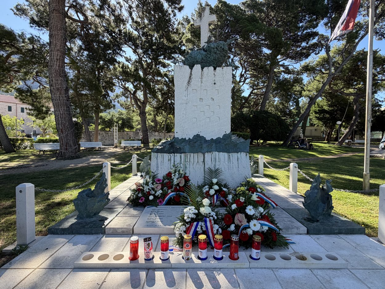 Makarska obilježila Dan državnosti polaganjem vijenaca i molitvom za poginule branitelje