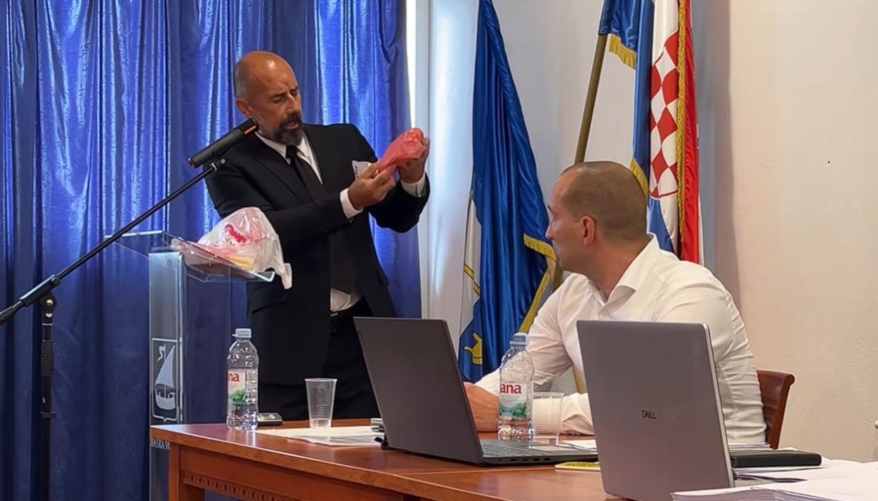 Kobasice, špageti i Cola na aktualcu u Baškoj Vodi, Jozipović pitao “di su pare”