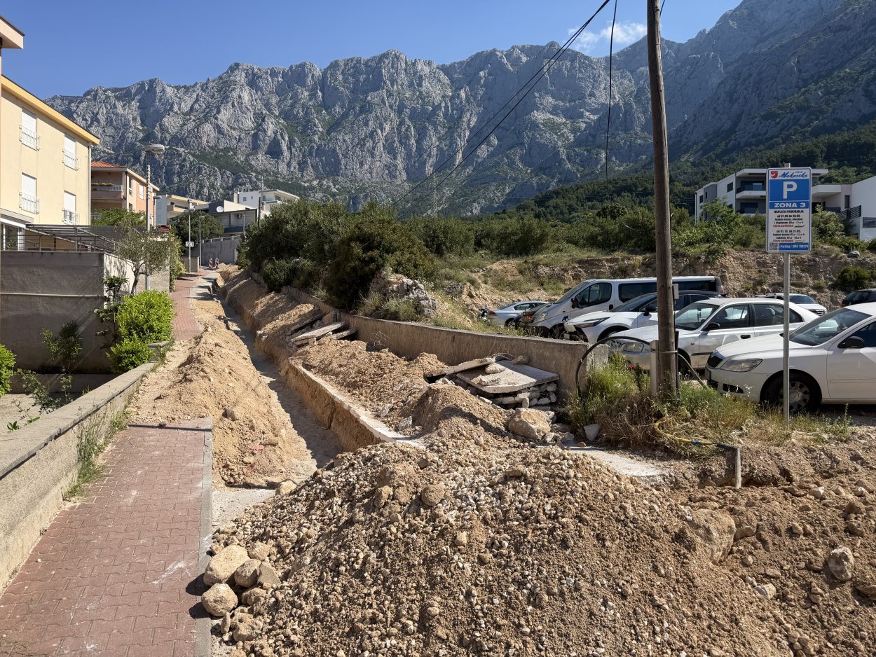 Stanari i iznajmljivači Starog velikobrdskog puta traže hitan završetak radova