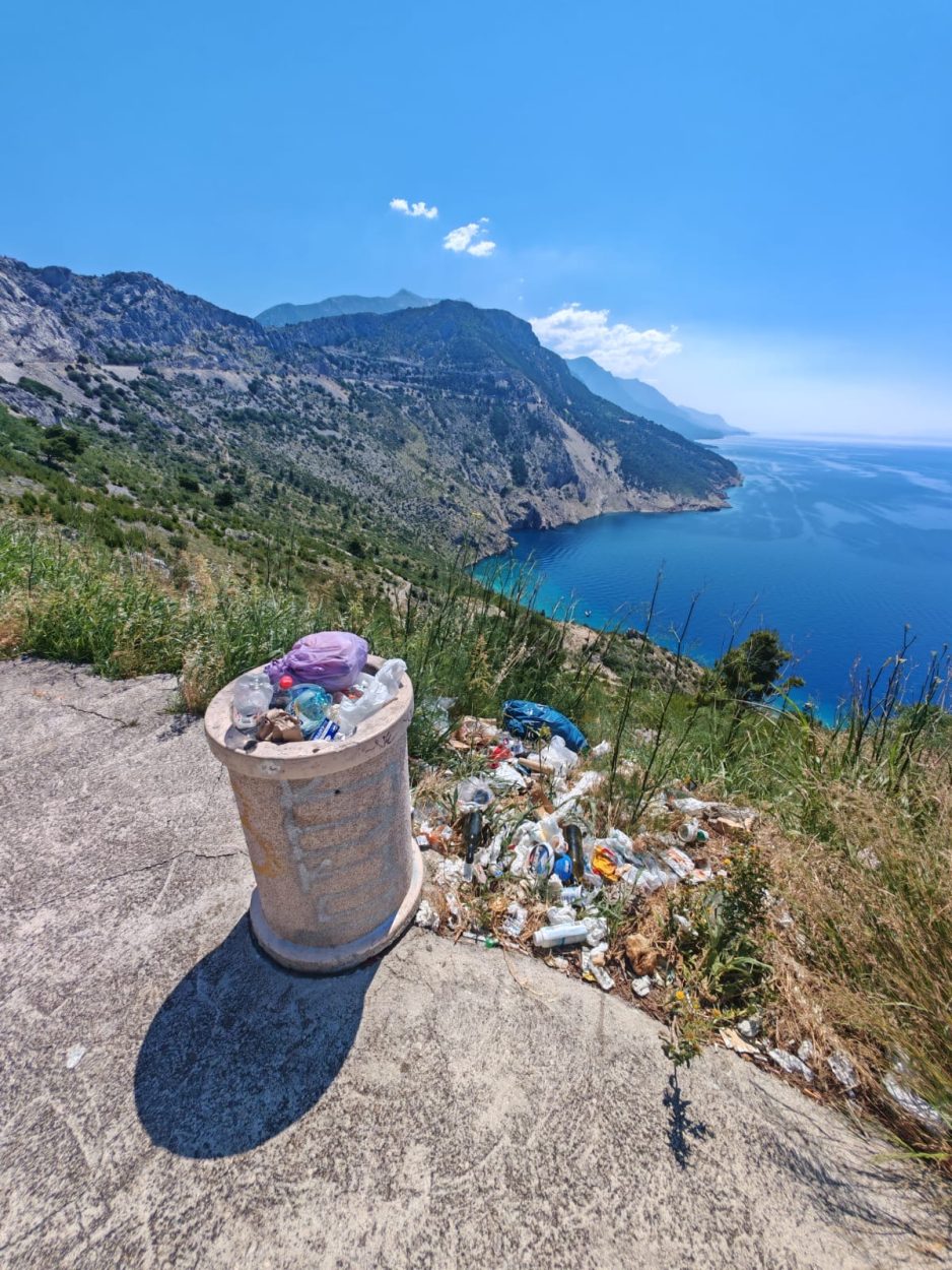 Smeće uz jedan od najljepših pogleda na Jadranu