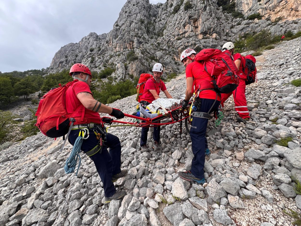 Teško ozlijeđeni planinar spašen na Biokovu, HGSS upozorio na problem nedostupnosti helikopterske pomoći