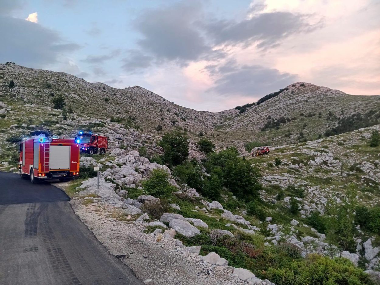 Požar na Biokovu nakon grmljavinskog nevremena, vatrogasci na terenu