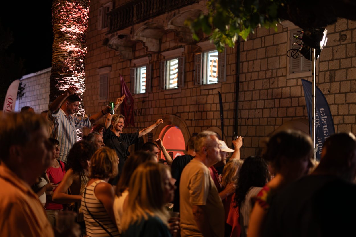 Otvoren peti Maestrale, Makarska uz umjetnost i glazbu obilježava 120 godina turizma