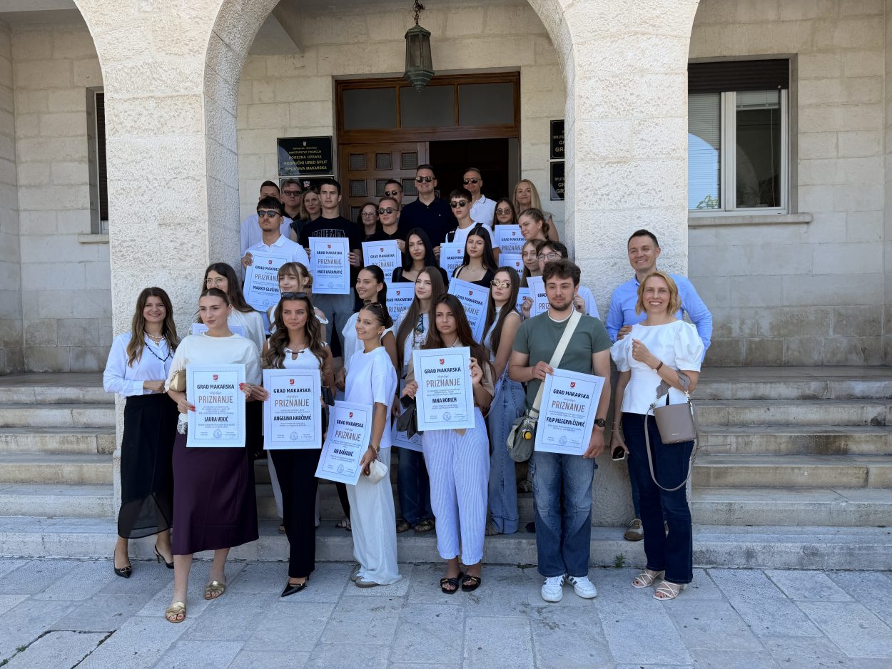 Makarska nagradila najuspješnije učenike, gradonačelnik uručio priznanja