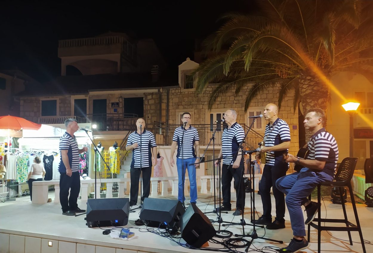 Klapa Srdela donosi klapsku večer na Trg Tina Ujevića