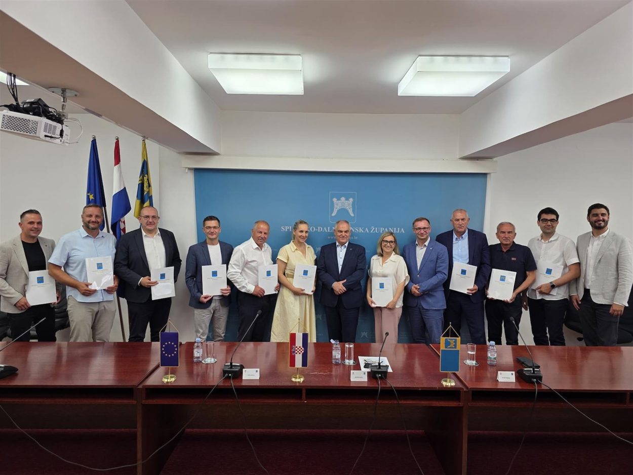 Makarska dobila 10 tisuća eura za LED rasvjetu na pomoćnom nogometnom igralištu