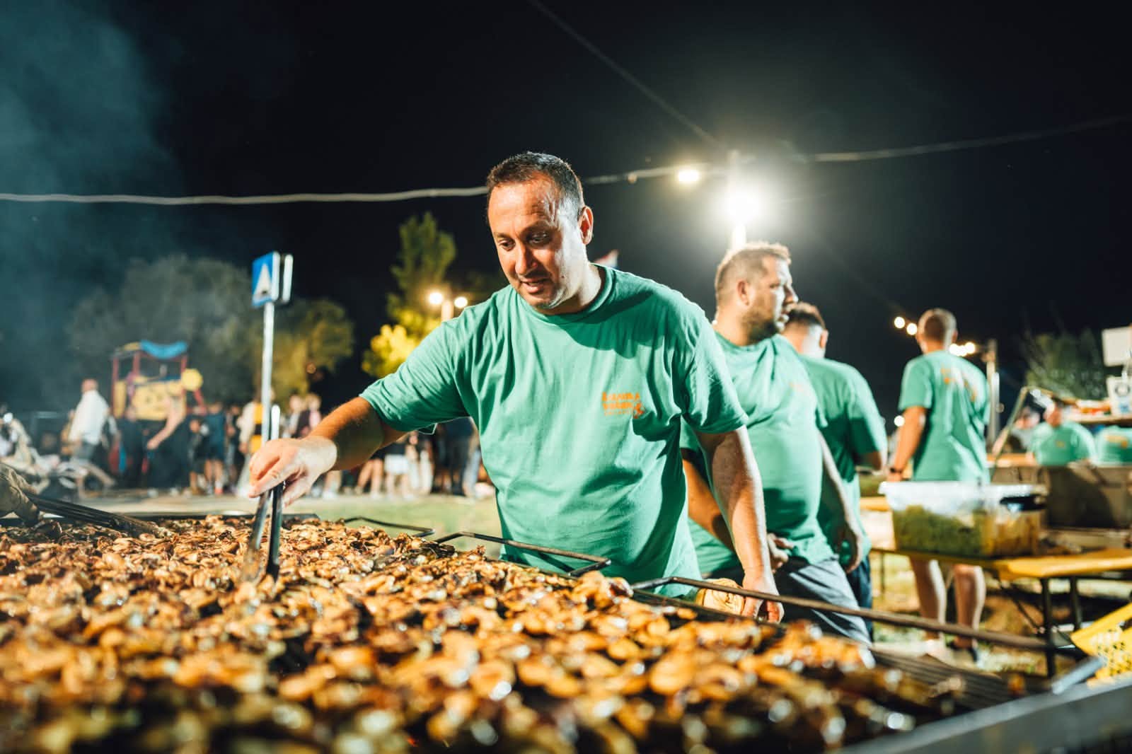 Žabarska večer u Zmijavcima: Djevojka pobijedila u tradicionalnom hvatanju žabe