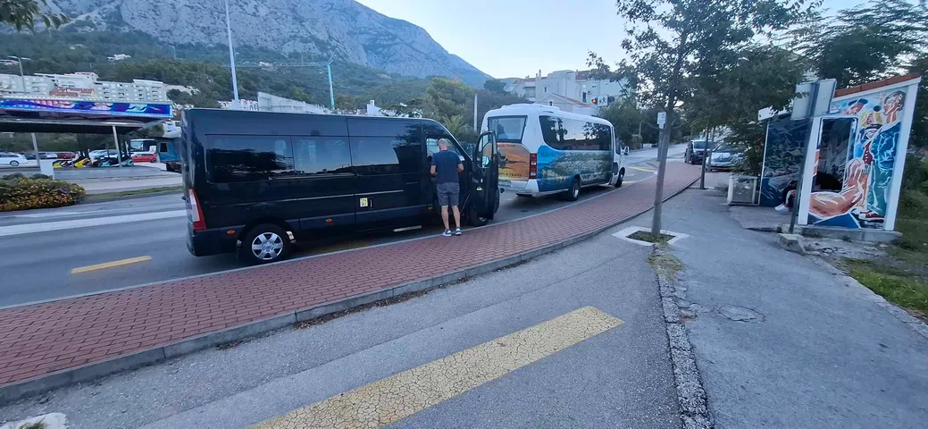 Čitatelj upozorava: Kombiji zauzeli autobusno stajalište, autobus putnike ukrcavao na cesti