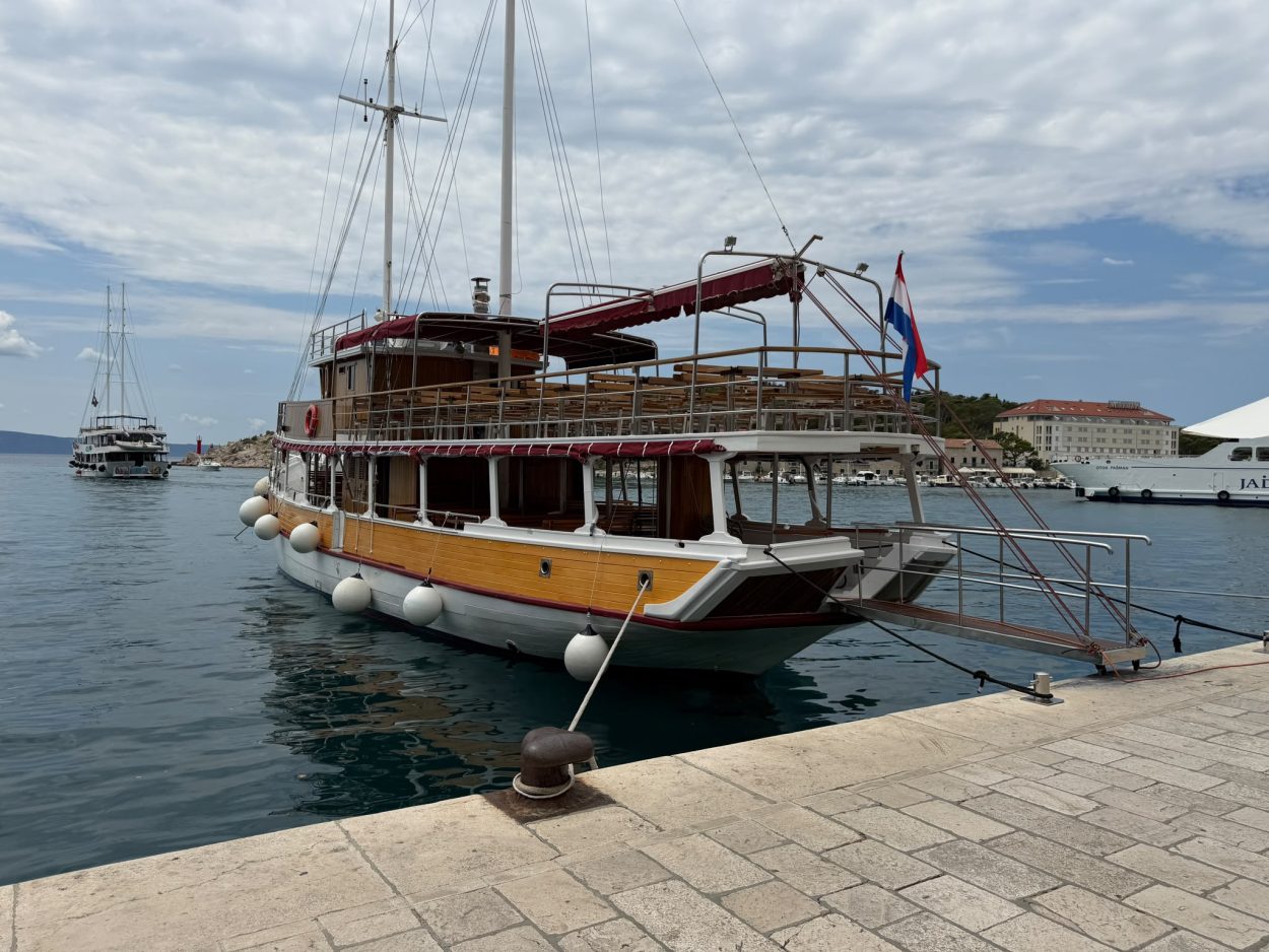 Turistički brodovi u makarskoj luci prvi put svi vezani u četverovez