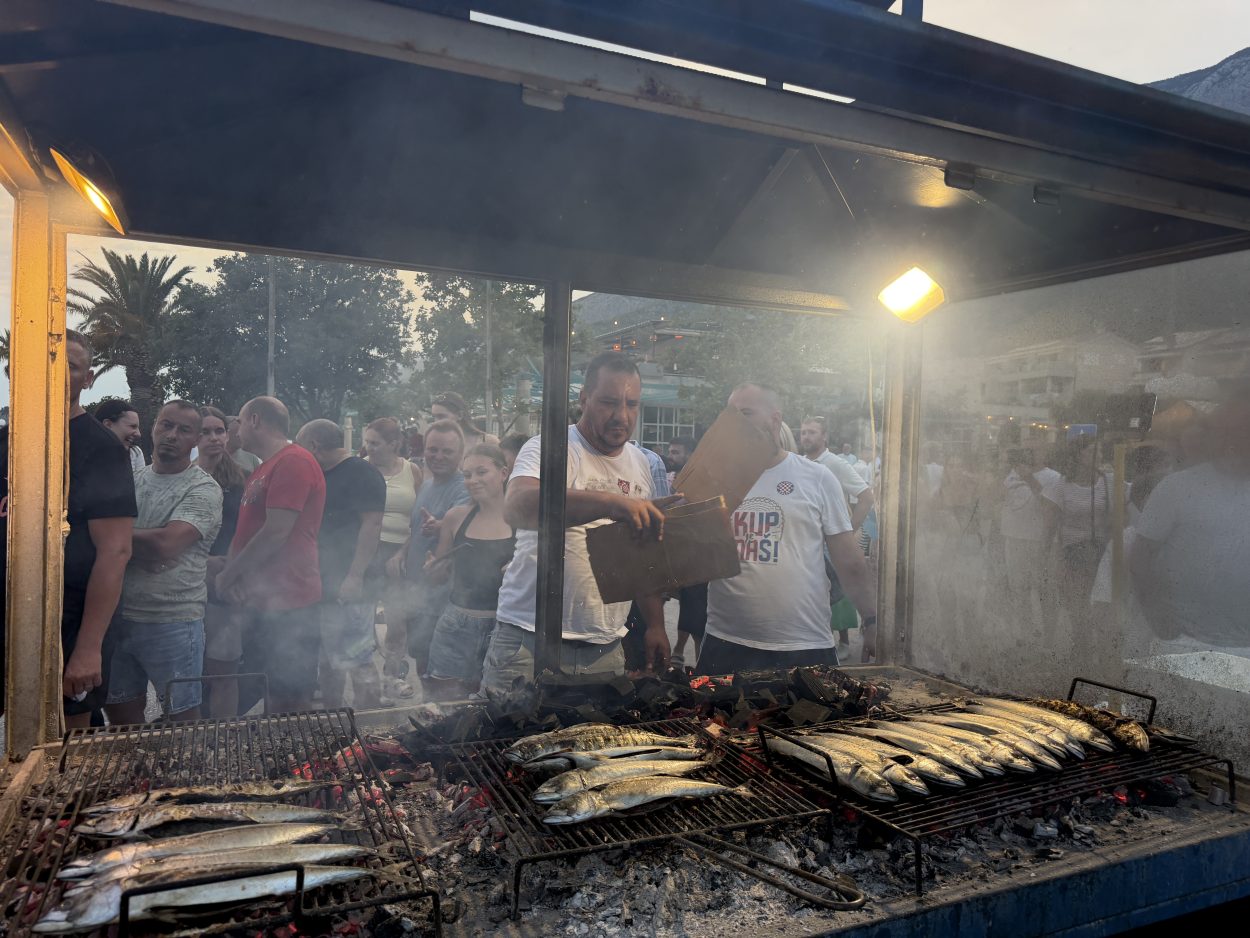 Ribarska večer u Tučepima okupila brojne posjetitelje, pogledajte kako je bilo
