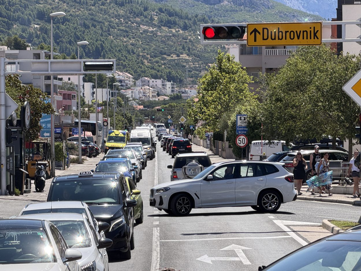 Smjena turista u Makarskoj: Kolone na magistrali i izlazima iz grada