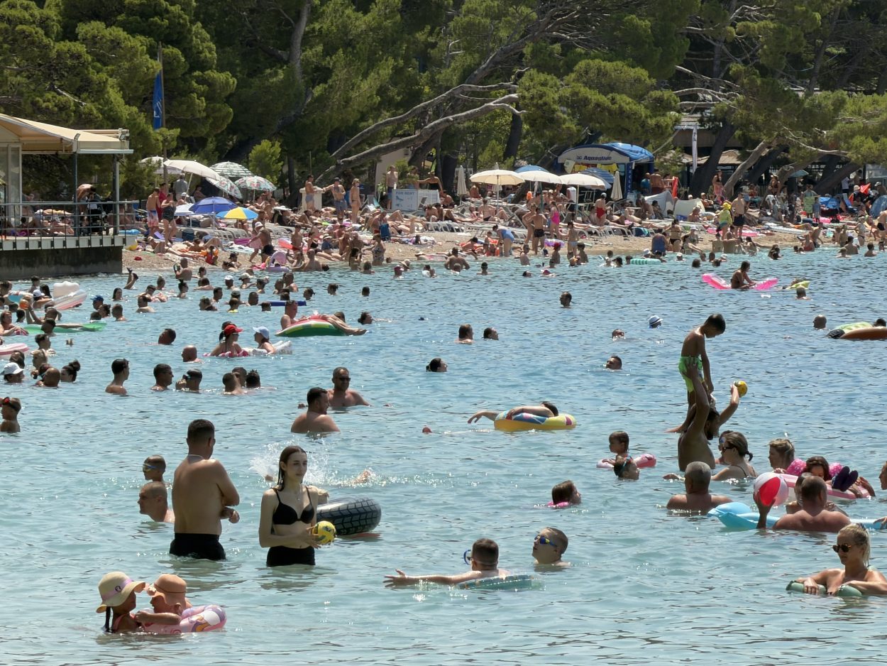 Makarska u kolovozu premašila 510 tisuća noćenja, najbrojniji gosti ponovno Poljaci