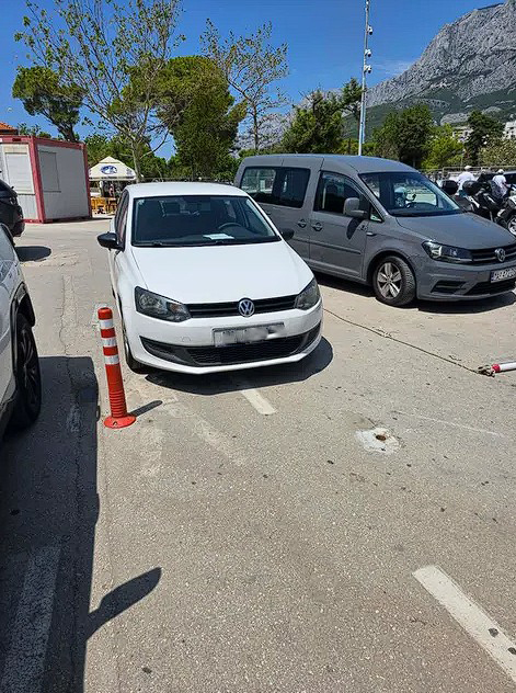 Nakon Osejave novi prigovori građana: Tvrde da vozilo na Svetom Petru svakodnevno blokira prolaz