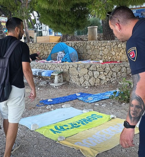 Zauzeli najbolja mjesta u hladu pa otišli kući: Makarski komunalac uklonio ostavljene rekvizite