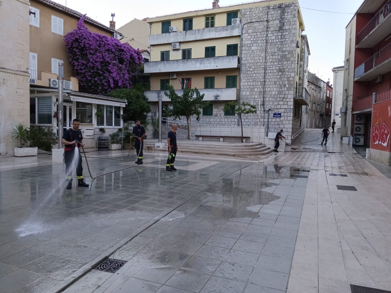 Dok grad spava, oni su na terenu: vatrogasci oprali staru gradsku jezgru