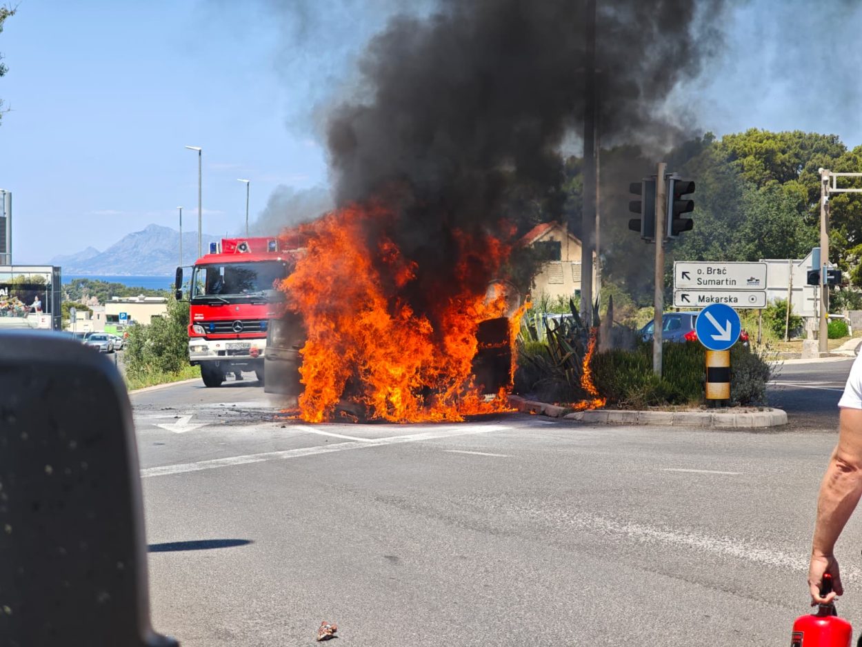 Izgorio automobil na križanju kod Kauflanda u Makarskoj