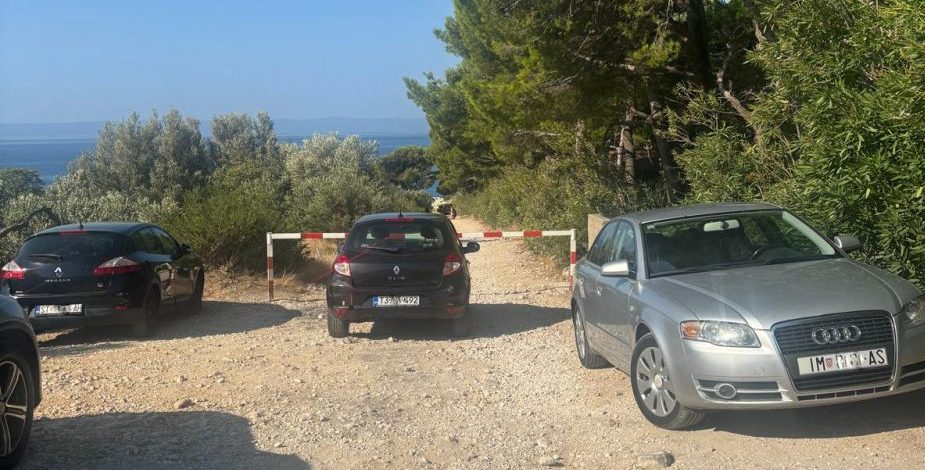 Na Baškom Polju automobilima blokiraju vatrogasne prolaze, Radić najavio uvođenje pauk-službe